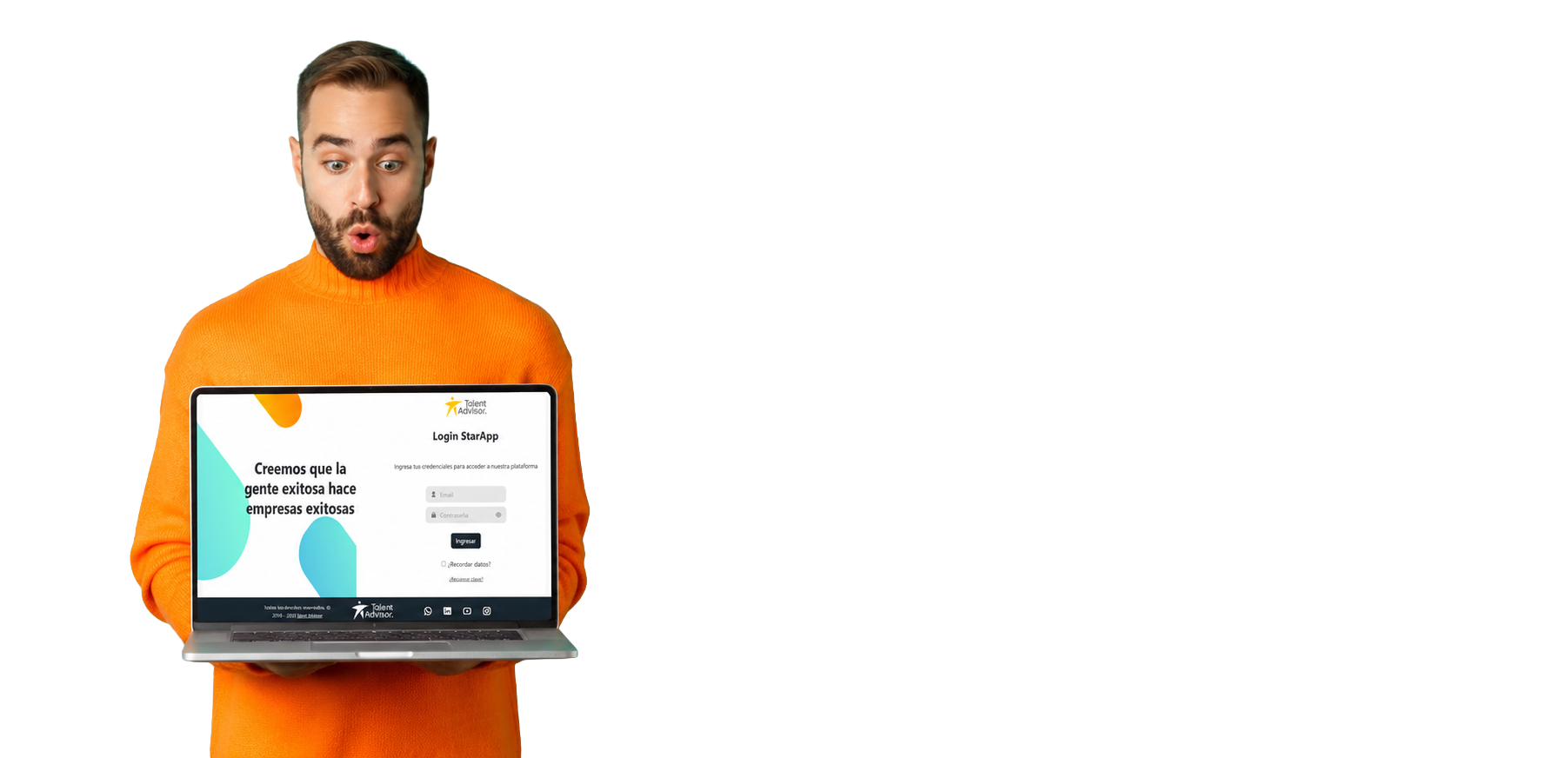 Consultora Talent Advisor con laptop
